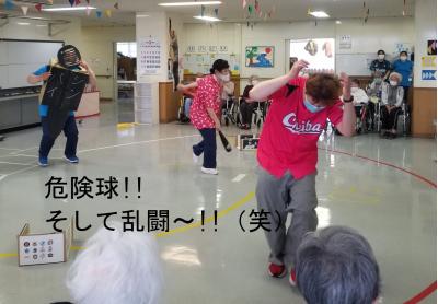 ↑ 師長にまさかの危険球!? 聞いてないよー!!<br>