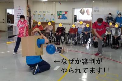 ↑ 止めに入ったはずの審判が、どうして!?<br>
