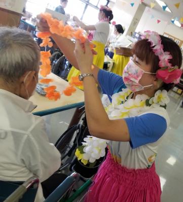 現地の美女から歓迎のレイ♪<br>