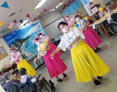 簡単な振付を教わって、一緒にフラダンス♪<br>