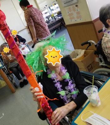 原住民に無理やり持たされて・・・でも嬉しそう(笑)<br>