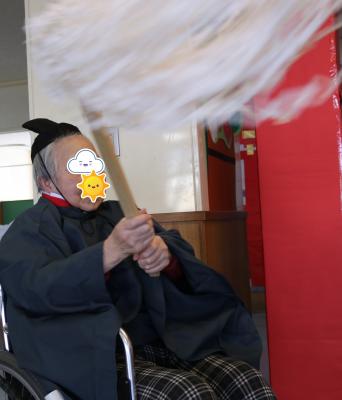 神主さん。大幣の振り方がかっこいいです。<br>