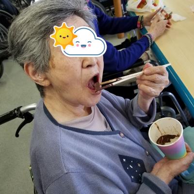 人気のチョコフォンデュ、大きなお口で♪(笑)<br>