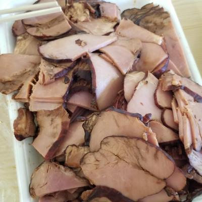 チャーシューは少し厚めにカット♪<br>