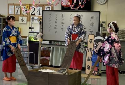 ドライアイスとサーキュレーターで湯もみの湯気を再現！<br>