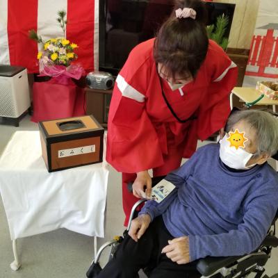 可愛い巫女さんからおみくじ♪<br>