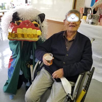 ビール(ノンアル)呑みながら、獅子舞とパシャリ♪<br>