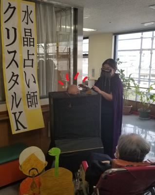 謎の占い師。水晶がちょっと汗かいてるかな?笑<br>