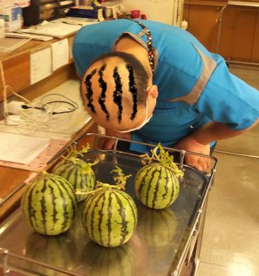 スタッフの頭の方が大きいー（爆笑）<br>