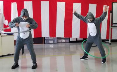 ネズミが軽快にフラフープ！